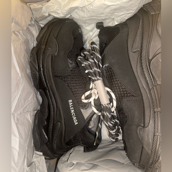 BALENCIAGA Men’s Triple S Sneaker in Black 42 EU - Picture 8 of 12